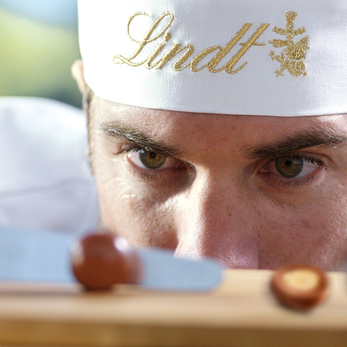 LINDT Crispy Milk Chocolate Balls